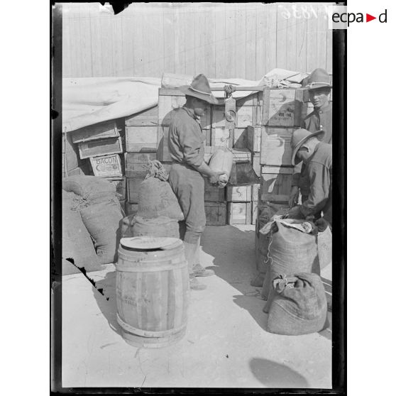 Gondrecourt (Meuse). Camp américain. La pesée des vivres. [légende d'origine]