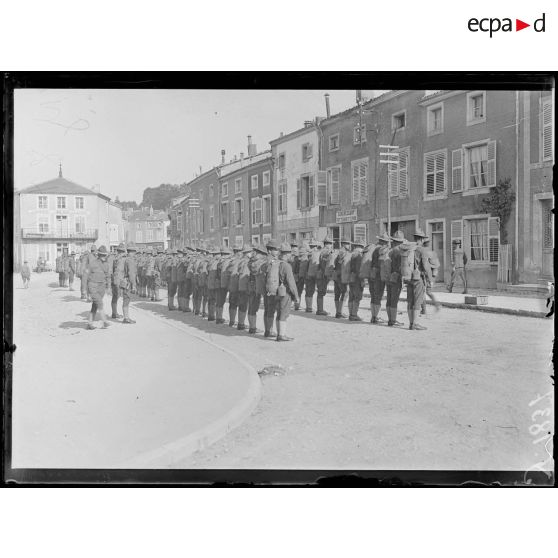 Gondrecourt (Meuse). Camp américain. Américains à l'exercice : le sac du soldat. [légende d'origine]