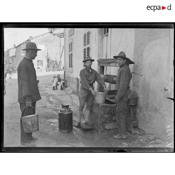 Gondrecourt (Meuse). Camp américain. Américains puisant de l'eau au puits. [légende d'origine]
