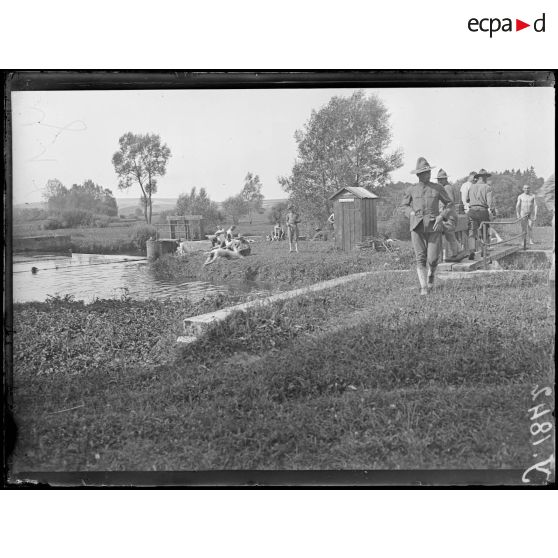 Houdelaincourt (Meuse). Américains à la baignade. [légende d'origine]