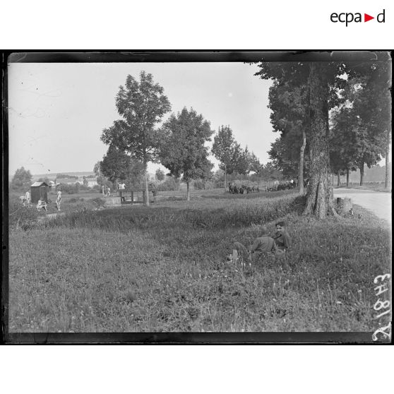 Houdelaincourt (Meuse). Américains à la baignade et chevaux au pâturage. [légende d'origine]