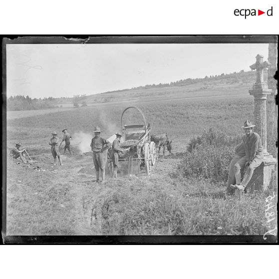 Houdelaincourt (Meuse). Camp américain. Déchargement de la voiture d'ordures ménagères. [légende d'origine]