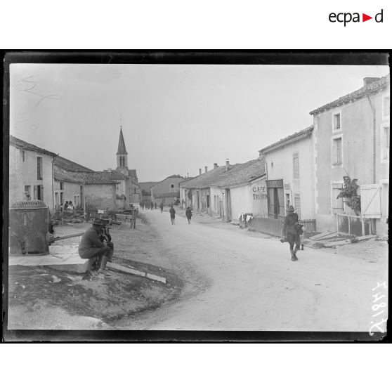 Abainville (Meuse). La grand rue. [légende d'origine]