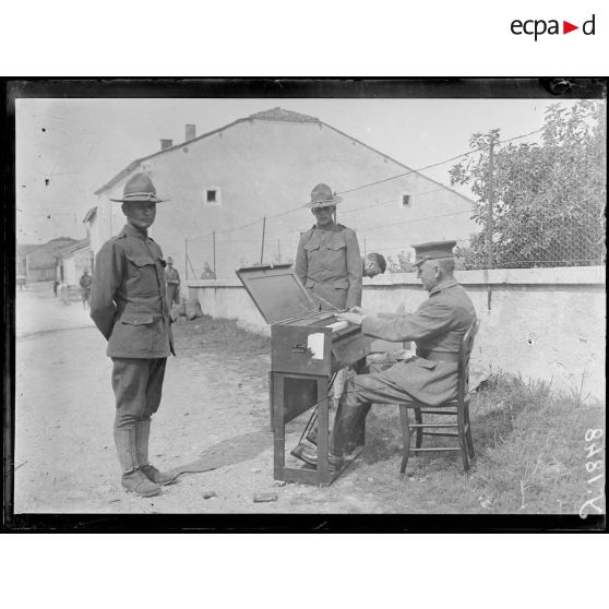 Abainville (Meuse). L'organiste américain répétant les cantiques pour le service du dimanche. [légende d'origine]