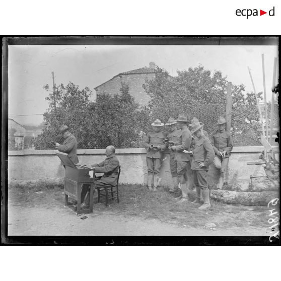 Abainville (Meuse). L'organiste américain répétant les cantiques pour le service du dimanche. [légende d'origine]