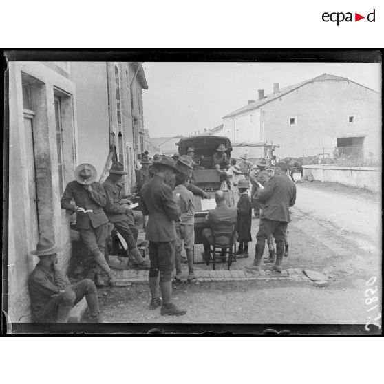 Abainville (Meuse). L'organiste américain répétant les cantiques pour le service du dimanche. [légende d'origine]