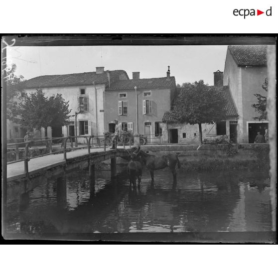 Gondrecourt (Meuse). Un coin du village et le petit pont. [légende d'origine]