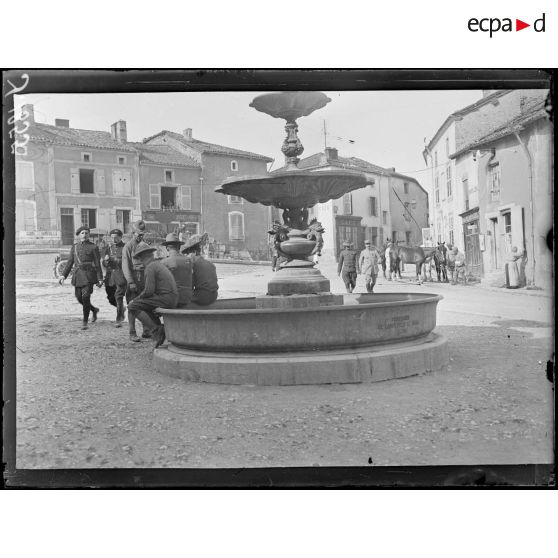 Gondrecourt (Meuse). La place de la fontaine. [légende d'origine]