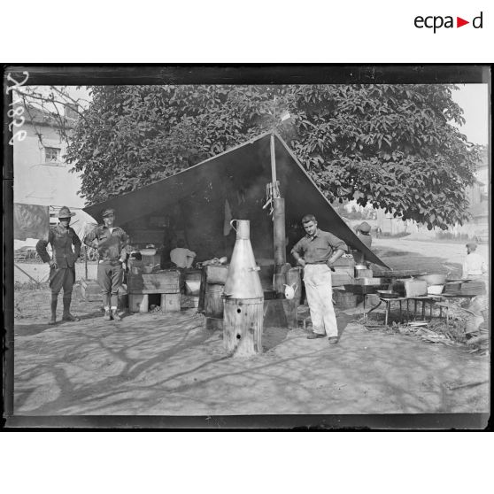 Houdelaincourt (Meuse). Camp américain. Une cuisine. [légende d'origine]