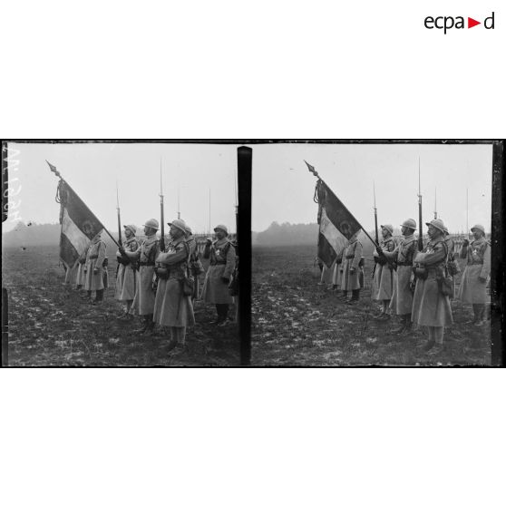 Carlepont, drapeau du 1er RICM décoré de la fourragère rouge. [légende d'origine]