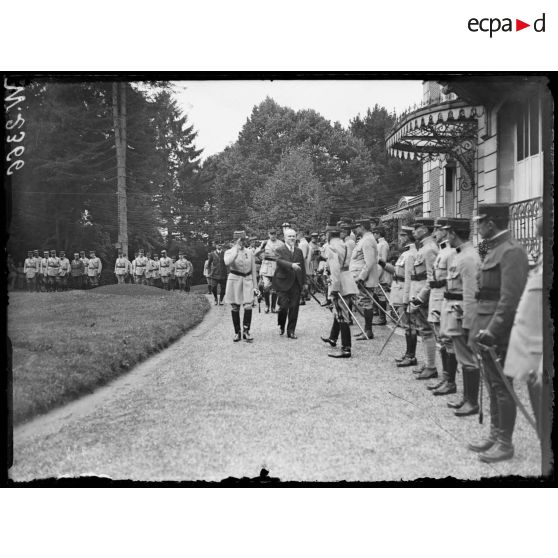 Clermont, Raymond Poincaré salue les officiers de la 3e armée. [légende d'origine]