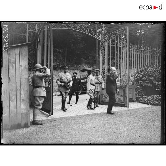 Clermont, Raymond Poincaré arrive au QG de la 3e armée. [légende d'origine]