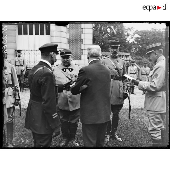 Clermont, Raymond Poincaré décorant un officier de la 3e armée. [légende d'origine]