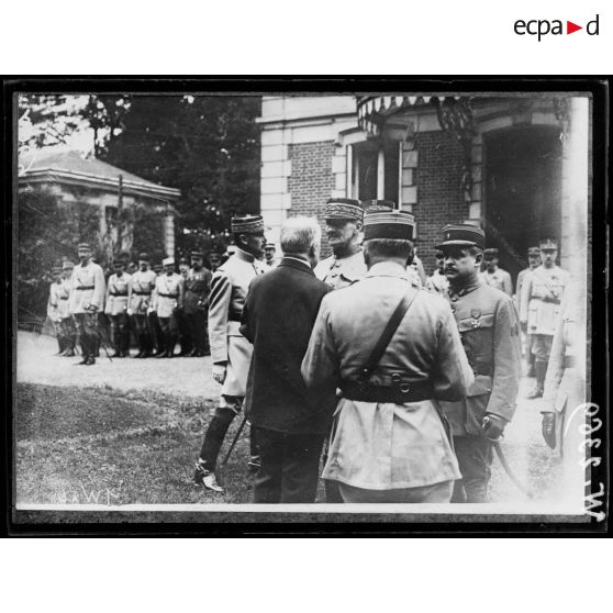 Clermont, Raymond Poincaré décorant le général Jacquot. [légende d'origine]