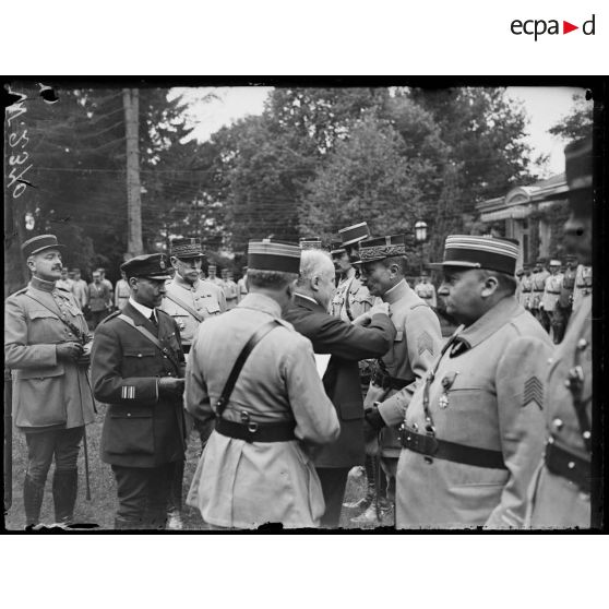 Clermont, Raymond Poincaré décorant le général Pénelon. [légende d'origine]