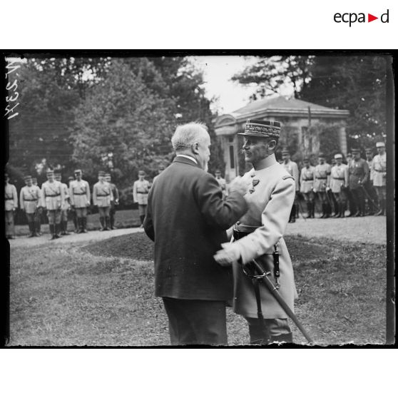 Clermont, Raymond Poincaré décorant le général Humbert. [légende d'origine]