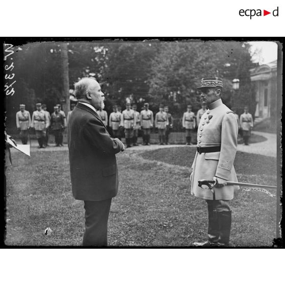 Clermont, Raymond Poincaré prononçant une allocution avant de décorer le général Humbert. [légende d'origine]