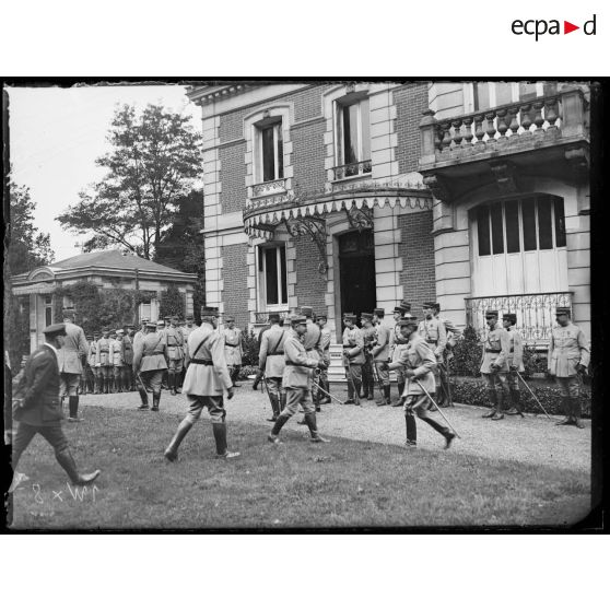 Clermont, les officiers de la 3e armée devant leur quartier général. [légende d'origine]
