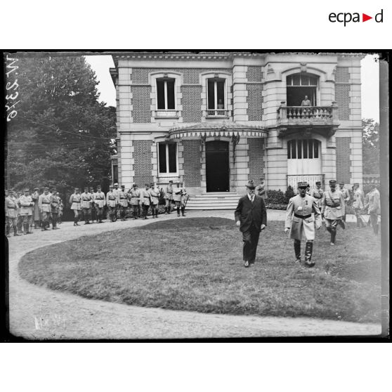 Clermont, Raymond Poincaré quitte le quartier général de la 3e armée. [légende d'origine]