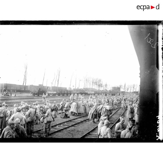 Un départ de permissionnaires à la gare de Bergues. [légende d'origine]