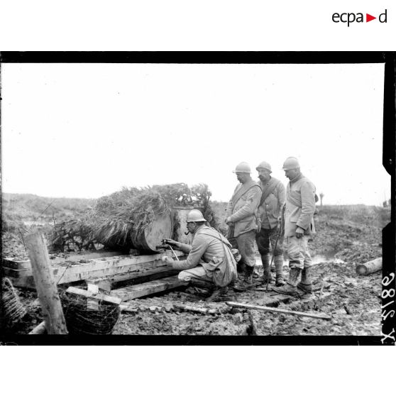Des soldats devant un poste d'eau près du Saint Jansbeck. [légende d'origine]