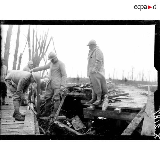 Des sapeurs du génie réparant la passerelle du Saint Jansbeck. [légende d'origine]