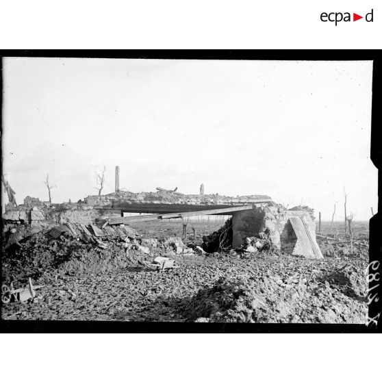 Des abris allemands détruits à la ferme de Poitiers. [légende d'origine]