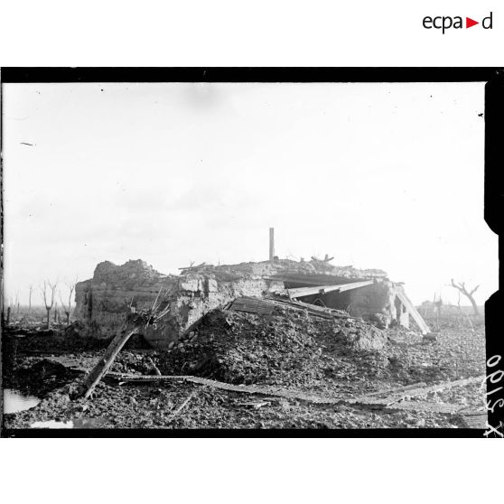 Des abris allemands détruits à la ferme de Poitiers. [légende d'origine]