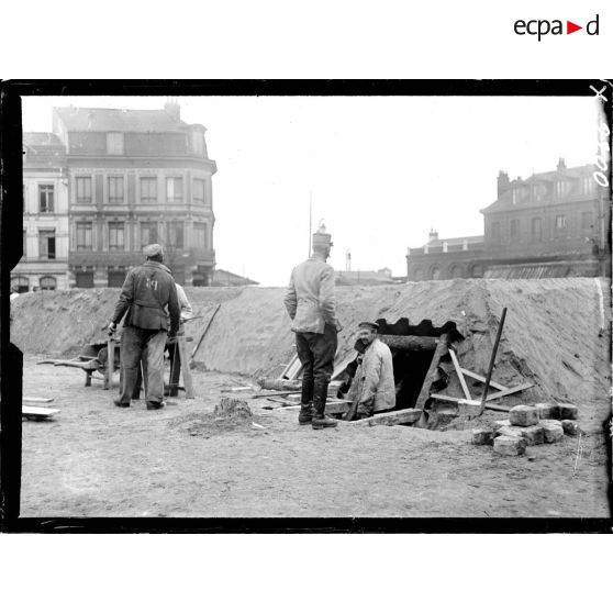 La construction d'un abri de bombardement sur la place de la gare à Dunkerque. [légende d'origine]