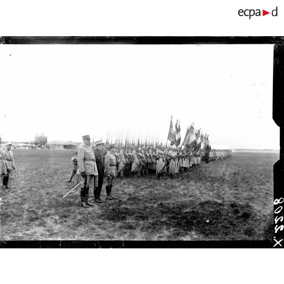 A Saint-Pol-sur-Mer, une cérémonie de la 1re armée rendant hommage au capitaine Guynemer. [légende d'origine]