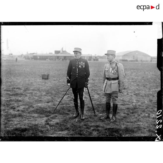 Le capitaine Heurteaux et le lieutenant Fonck venant d'être décorés de la Légion d'honneur à Saint-Pol-sur-Mer. [légende d'origine]