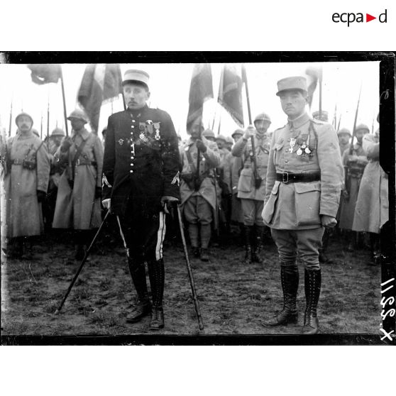 Le capitaine Heurteaux et le lieutenant Fonck venant d'être décorés de la Légion d'honneur à Saint-Pol-sur-Mer près de Dunkerque. [légende d'origine]