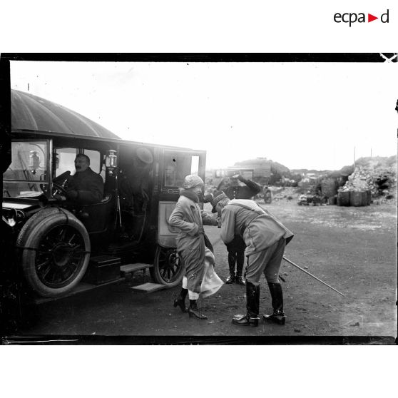 Le général Anthoine accueillant la reine des Belges lors de son arrivée au champ d'aviation de Saint-Pol-sur-Mer. [légende d'origine]