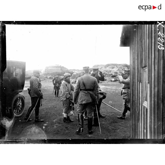 Le roi et la reine des Belges accueillis par le général Anthoine lors de leur arrivée au champ d'aviation de Saint-Pol-sur-Mer. [légende d'origine]