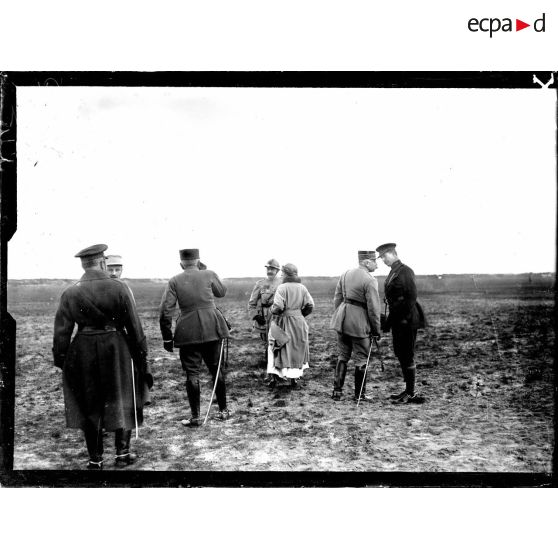 Au camp d'aviation de Saint-Pol-sur-Mer, la reine des Belges s'entretenant avec le général Grégoire et le roi Albert 1er s'entretenant avec le général Anthoine. [légende d'origine]