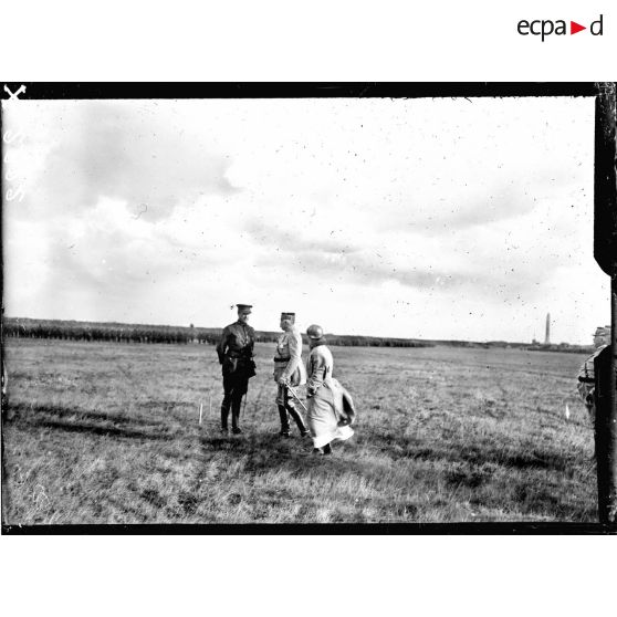 Au camp d'aviation de Saint-Pol-sur-Mer, le roi et la reine des Belges s'entretiennent avec le général Anthoine. [légende d'origine]