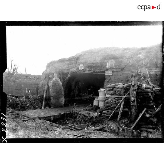 Une coopérative installée dans un ancien abri allemand inutilisé, près de la ferme André Fruits, [légende d'origine]