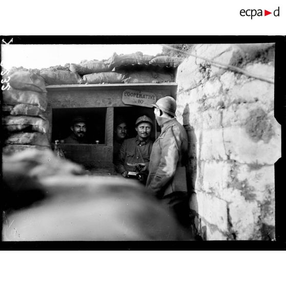 Près de la ferme André Fruits, les soldats du 110e RI ont installé une coopérative dans un ancien abri allemand inutilisé. [légende d'origine]