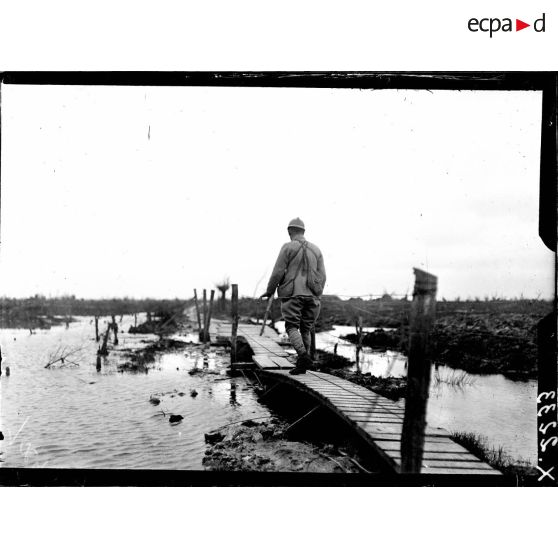 Le passage d'une piste près de la ferme "Isolée". [légende d'origine]