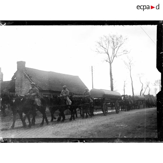 Un convoi de pontonniers sur la route de Rexpoëde. [légende d'origine]
