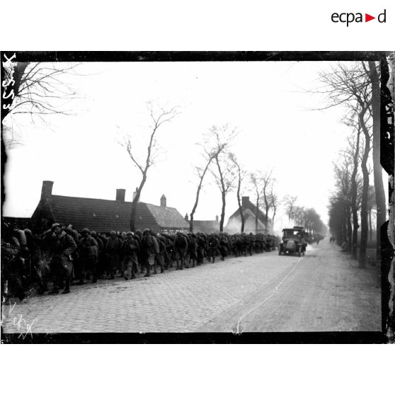 Un convoi de troupes sur la route de Rexpoëde. [légende d'origine]