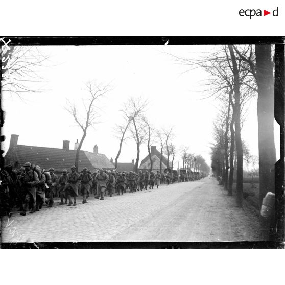 Un convoi de troupes sur la route de Rexpoëde. [légende d'origine]