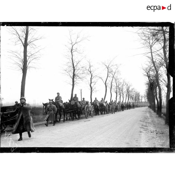 Un convoi d'artillerie sur la route de Rexpoëde. [légende d'origine]