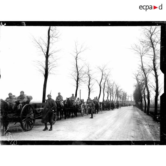 Un convoi d'artillerie sur la route de Rexpoëde. [légende d'origine]