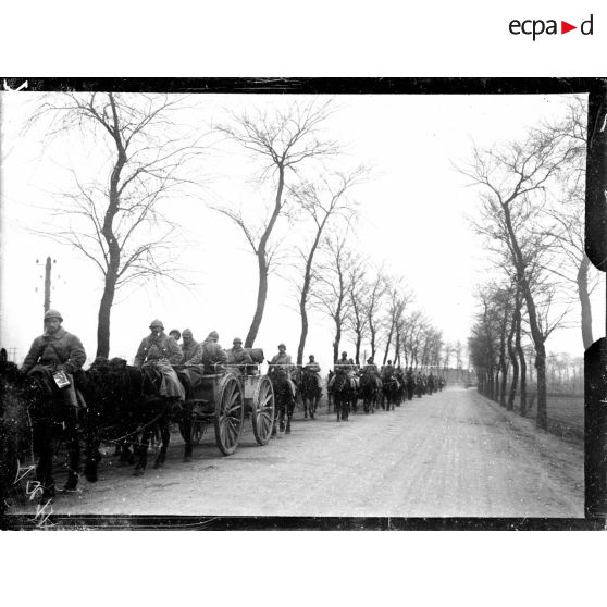 Un convoi d'artillerie sur la route de Rexpoëde. [légende d'origine]