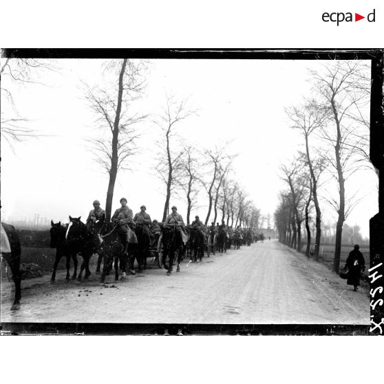 Un convoi d'artillerie sur la route de Rexpoëde. [légende d'origine]