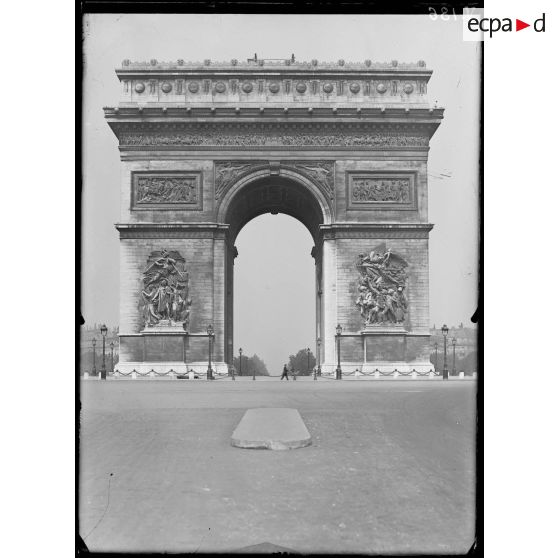 Paris. Arc de Triomphe de l'Etoile. [légende d'origine]