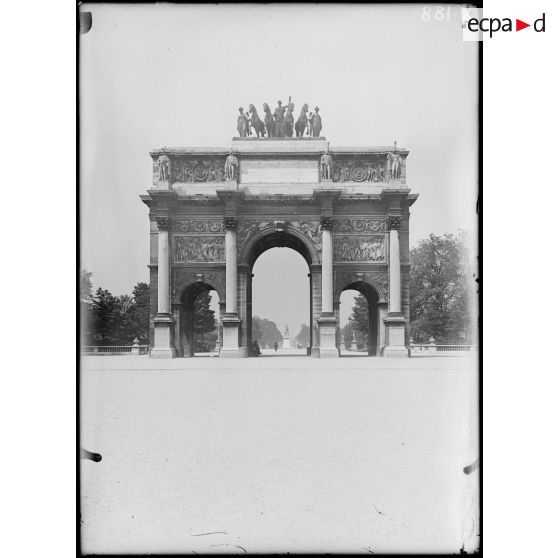 Paris. L'arc de Triomphe du Carrousel. [légende d'origine]