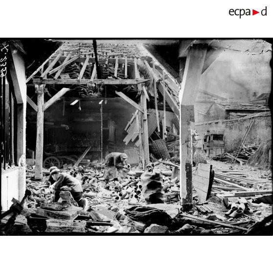 Les destructions occasionnées rue du Rendez-Vous par un bombardement dans la nuit du 30 au 31 janvier 1918 à Paris. [légende d'origine]