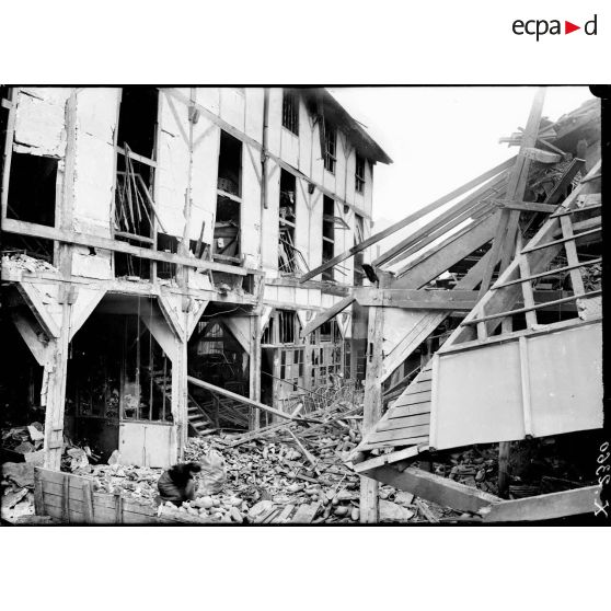 Les destructions occasionnées rue du Rendez-Vous par un bombardement dans la nuit du 30 au 31 janvier 1918 à Paris. [légende d'origine]